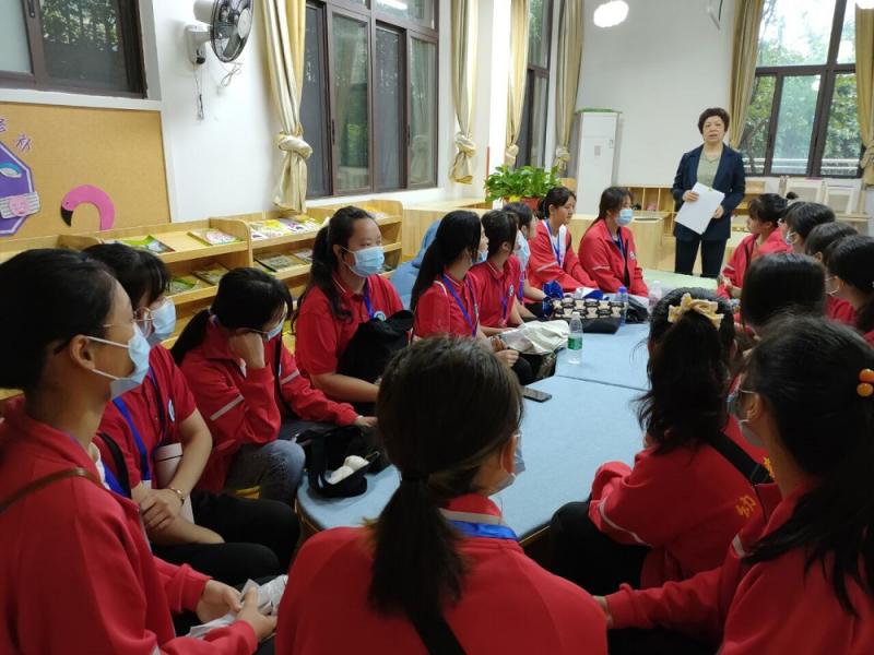 贵港市碧桂园乐乐堡幼儿园园长给学生讲解实训注意事项.jpg