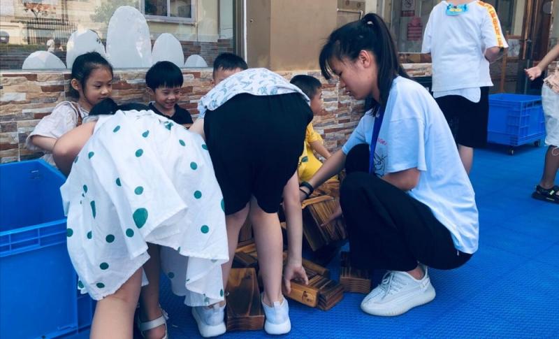 实训学生在和小朋友一起玩玩具.jpg