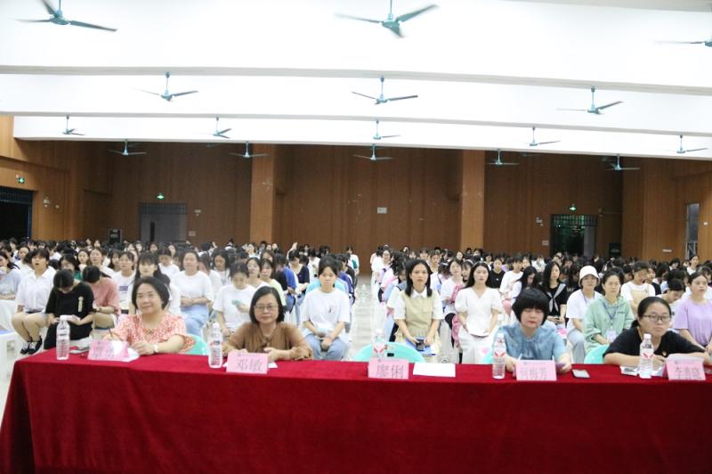 图5：朗诵比赛语文教育专业全体学生观赛.jpg