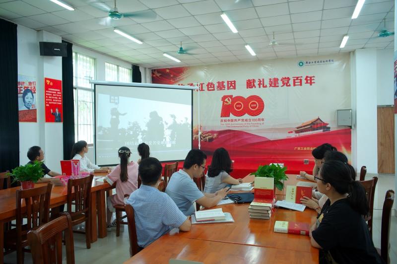 图2：党员观看《冼星海：人民的音乐家》记录片.jpg