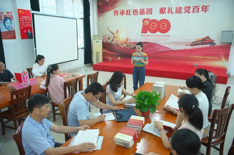 图3：杨依里同志讲述党史小故事《毛泽东的“拐杖”》.jpg