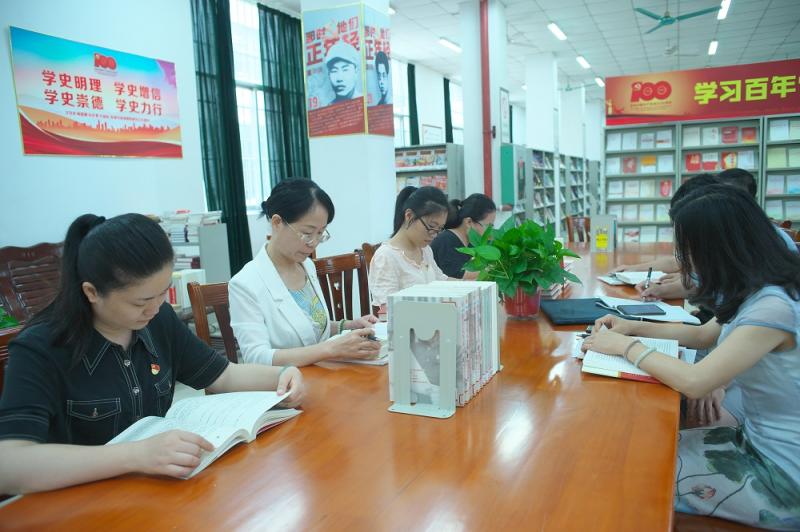图4：党员阅读红色书籍.jpg