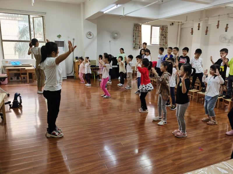 实训学生和幼儿正在开展活动.jpg
