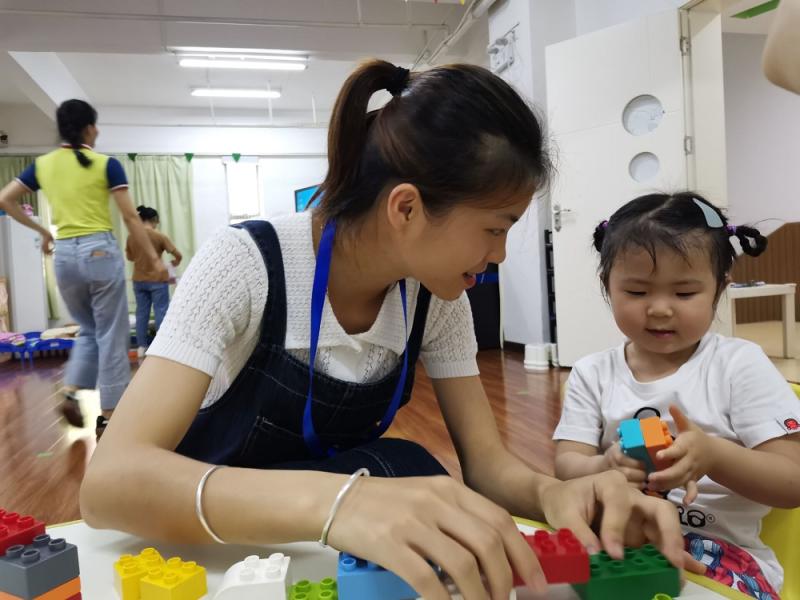 实训学生在和小朋友一起玩玩具.jpg