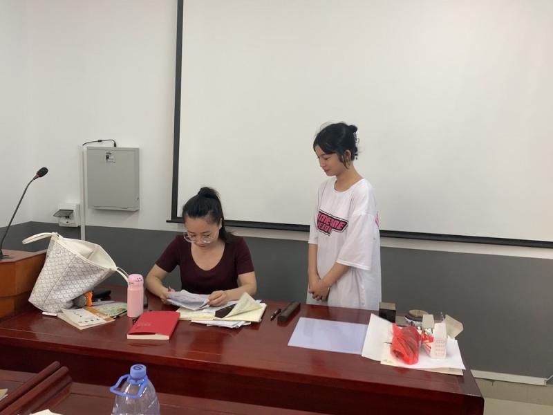 杨依里老师为决赛选手进行赛前培训.jpg