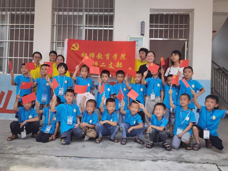 学生展示自己做的党旗.jpg