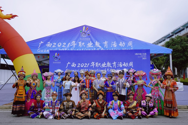 图2：我校师生代表参加广西职业教育活动周师生合影.png