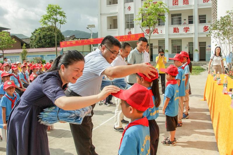 幼师教育学院教师一支部到桂平市垌心乡督的中心小学开展“践行党史学习教育,关爱留守儿童,助力乡村振兴”主题党日活动