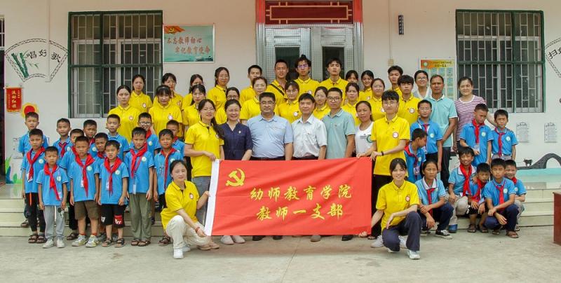 图3：党员合影.jpg