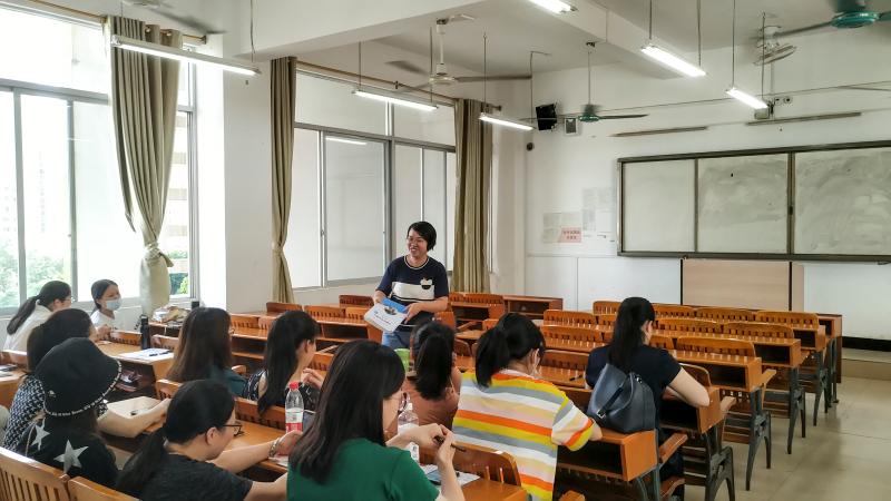 图三：石媛老师参与评课.jpg