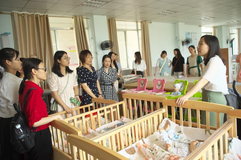 3.参观实训室.jpg