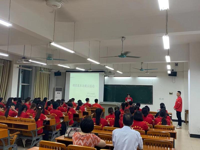 图2：李善斌老师与语文2038班学生共同朗读.jpg