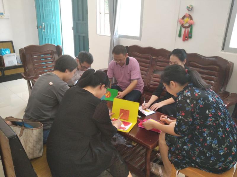 图3  支部党员精心制作“政治生日”贺卡.jpg