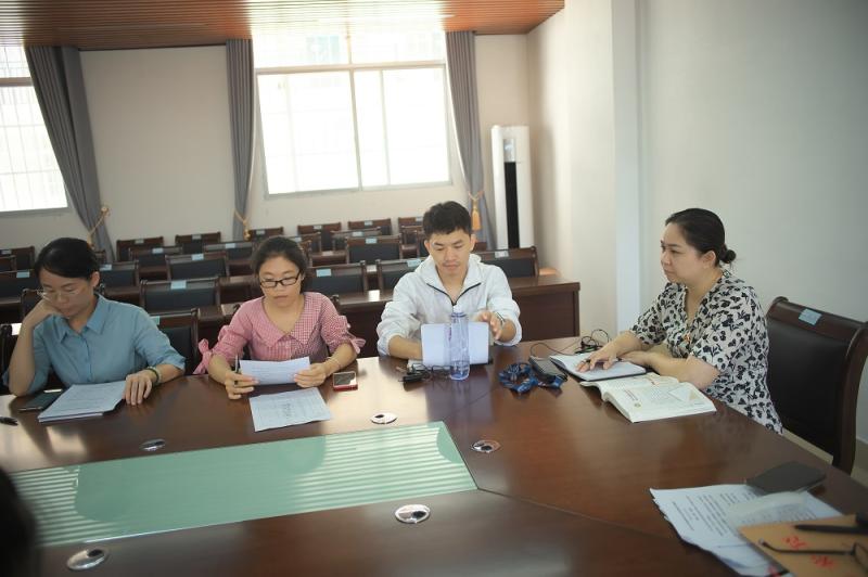 图3：支部党员开展批评与自我批评.jpg