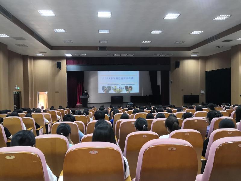 图二：蒋春姣老师给2021级新生作专业介绍.jpg