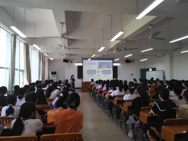 幼师教育学院婴幼儿托育服务与管理专业 举行2021级新生入学专业介绍会