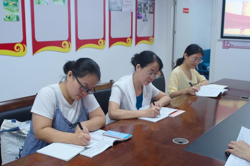 图2：教师党员认真学习做笔记.jpg