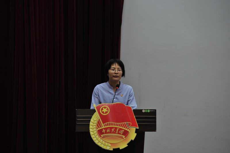 黄艳老师讲话.jpg