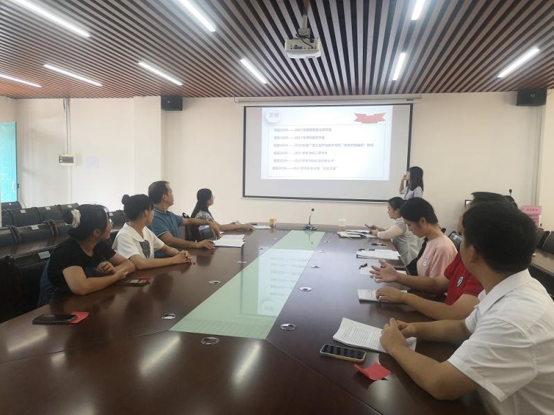 图二：国奖候选人进行PPT展示.jpg