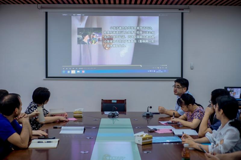 图2 ：全体教职工集中观看《代价》.jpg