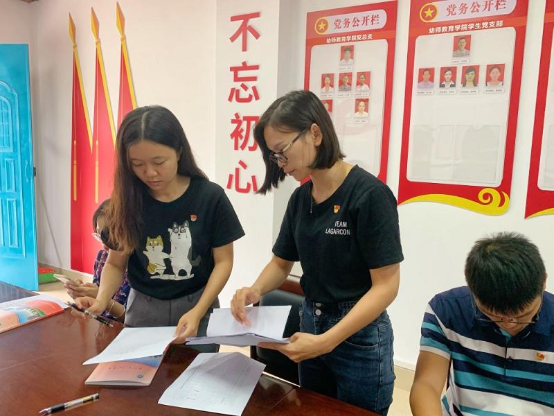 监票人、计票人正在统票（小图）.jpg