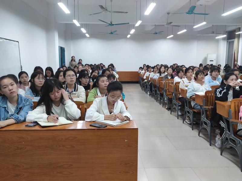 幼师教育学院开展教师资格证考试公益培训活动