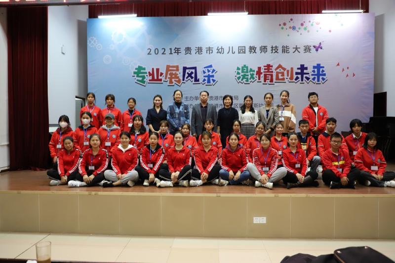 图三：学生志愿者和大赛组委会合影留念.jpg