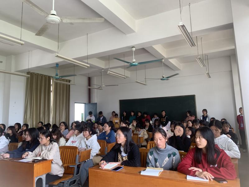 同学们认真记笔记.jpg