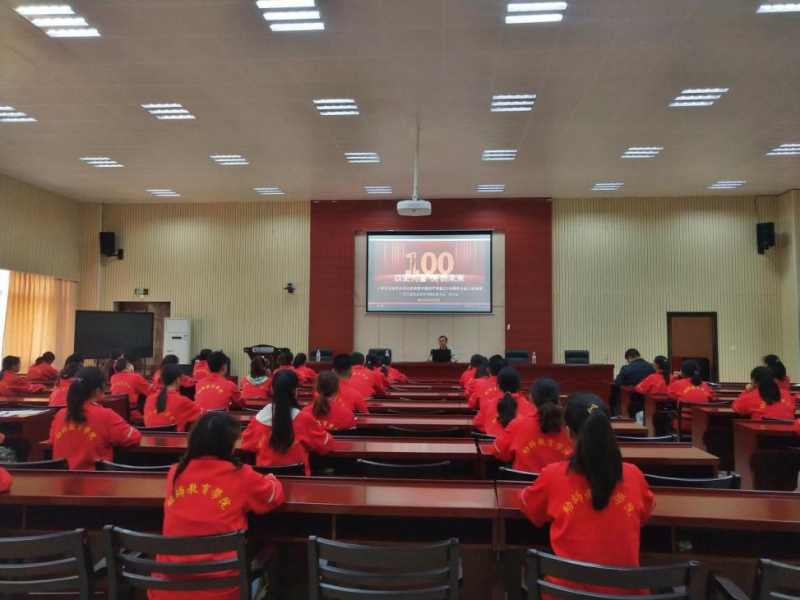 学校纪委书记深入联系班级上形势与政策课
