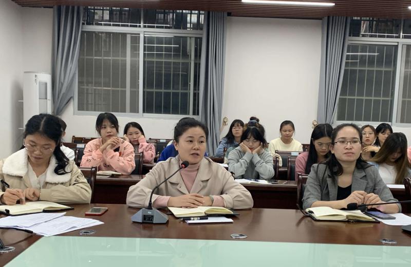 幼师教育学院廖俐副院长现场解答（1000）.jpg
