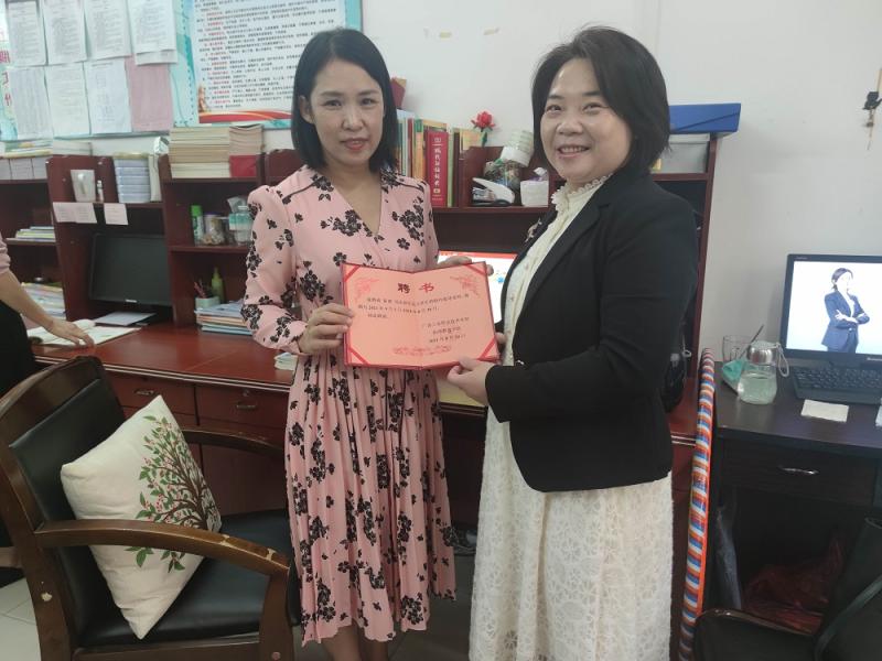 幼师教育学院领导为校外实习实训基地指导老师 颁发聘书并看望实习生