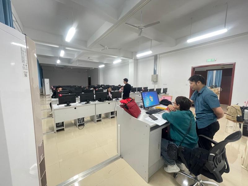 图2：工作人员在紧张布置考场.jpg