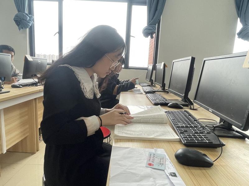 图3：考生在备考室认真备考.jpg