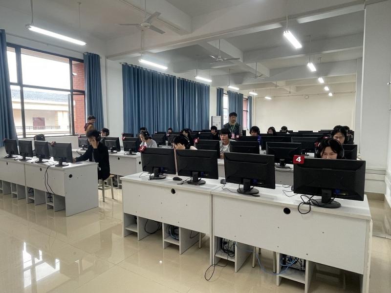 图4：考生在测试室认真测试.jpg