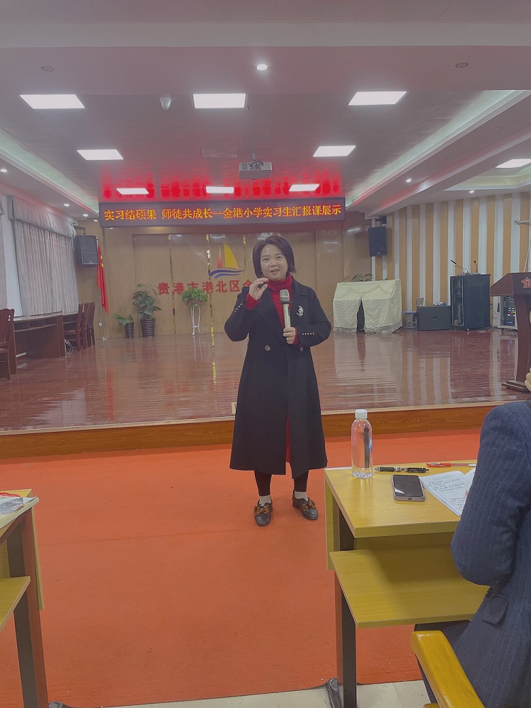 图4：覃勇老师对实习汇报展示课进行点评.jpg