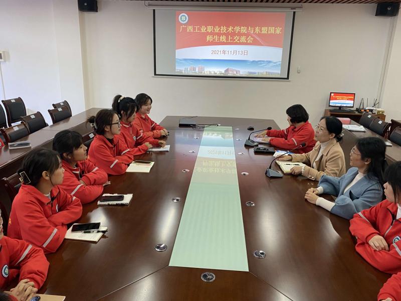 潘丽莎院长在会后与学生交流.jpg