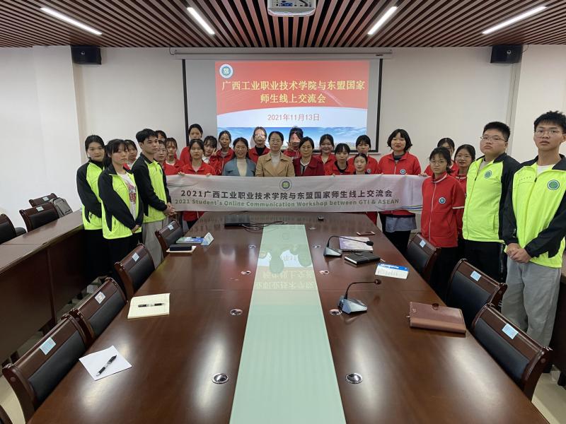 师生交流会上合影.jpg