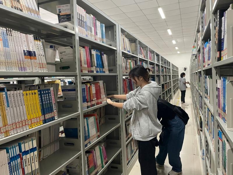 幼师教育学院组织励志奖学金获得者到图书馆开展志愿服务活动