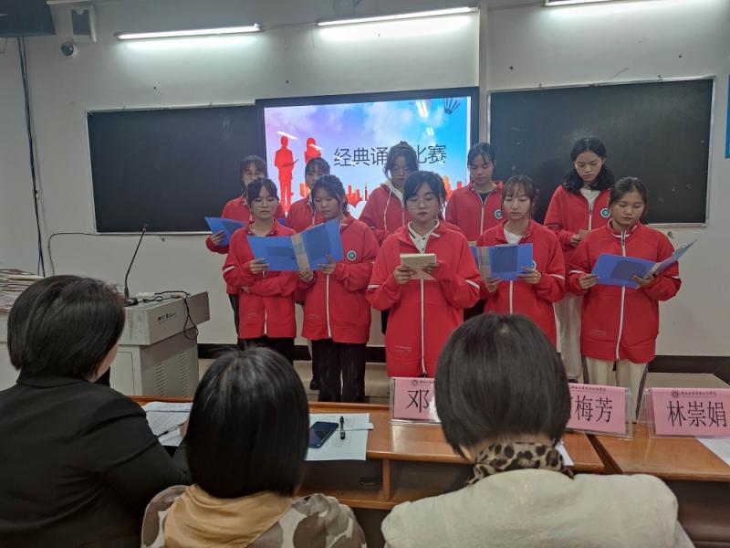 图4：学生诵读现场.jpg