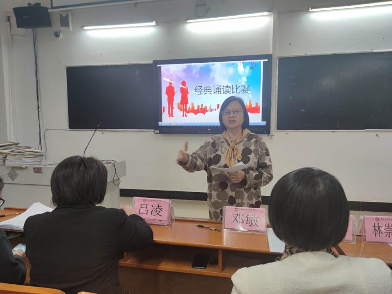 图5：邓敏老师进行诵读点评.jpg