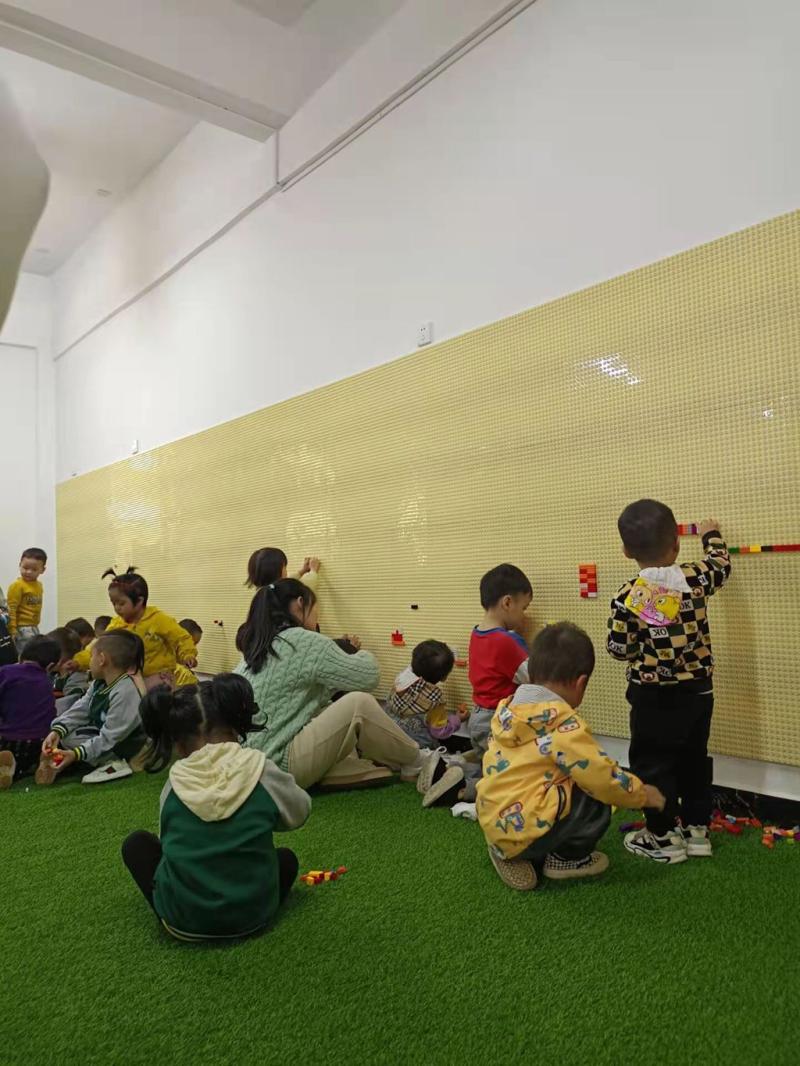 图片2：学生协助幼儿园教师开展教学活动.jpg