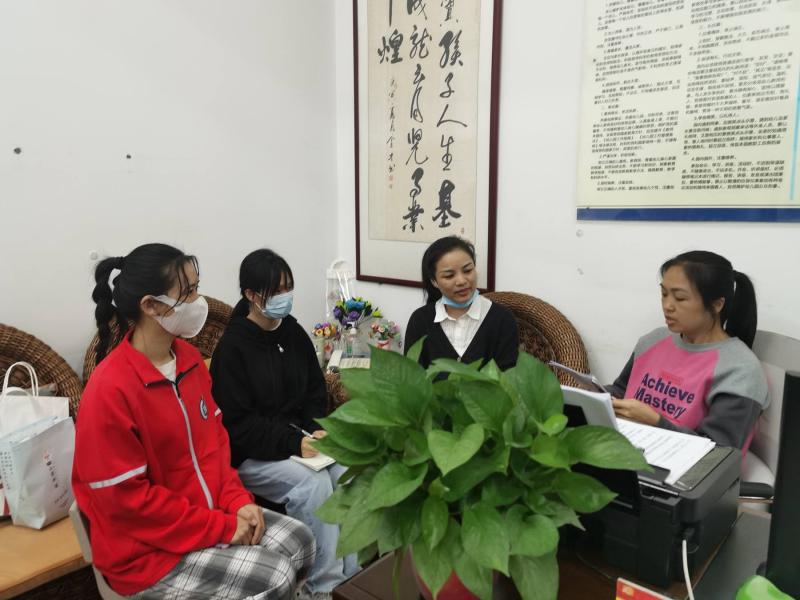 图2  普罗旺斯幼儿园林副园长与教师、学生代表讨论实训活动安排.jpg