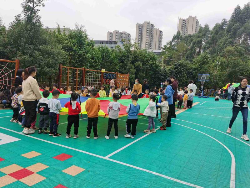 图4 学生协助幼儿园教师开展活动.jpg