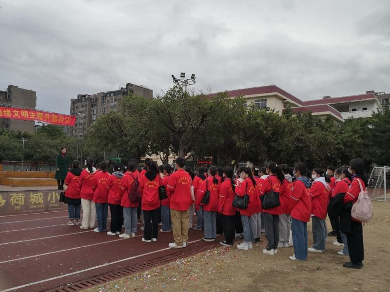 图4：实习指导老师带队送学生到各实习小学.jpg