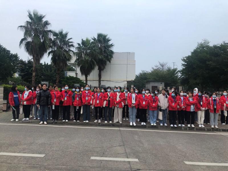 图2  学生们在校门口集合准备前往幼儿园.jpg
