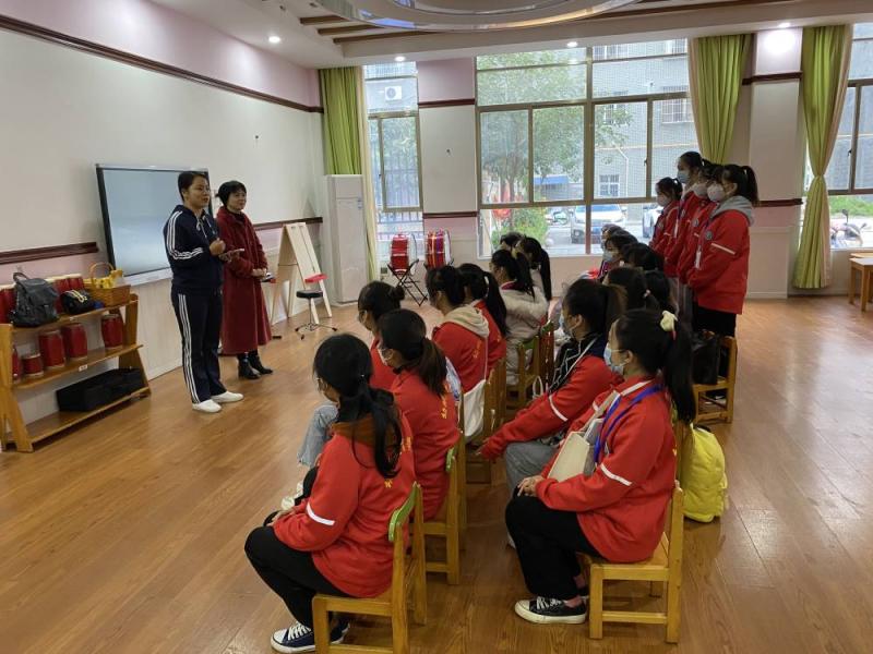 图3   新华幼儿园园长、副园长讲解实训期间注意事项.jpg