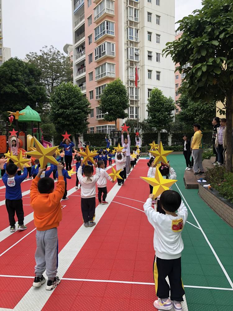 图4  学生和幼儿园小朋友一起做早操.jpg