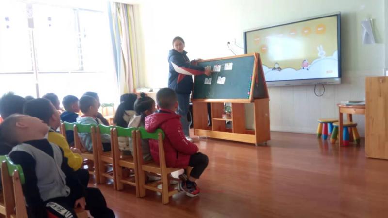 图5  学生辅助幼儿园老师开展教学工作.jpg