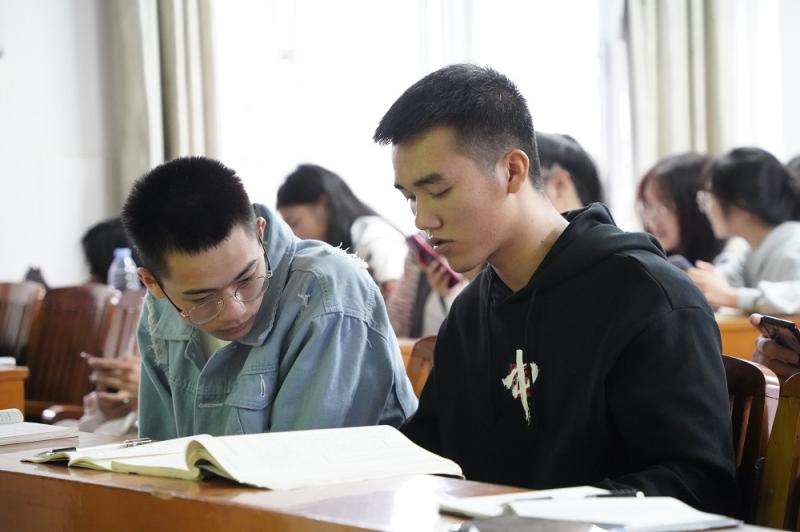 图三：退伍士兵在练习普通话1.jpg