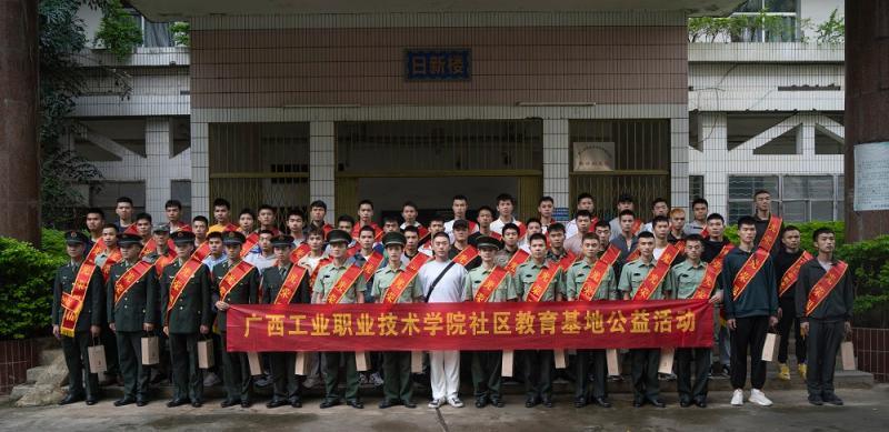 图四：退伍大学生士兵免费普通话培训班合影.jpg